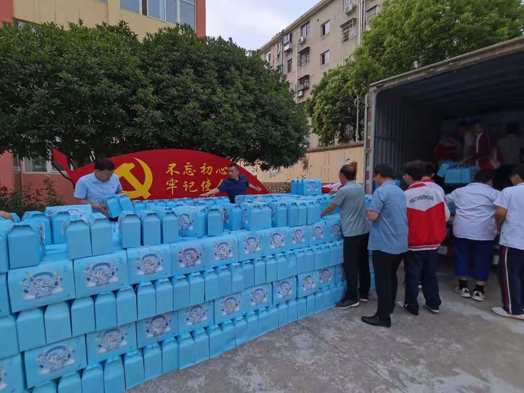 中国·KY开元集团为近2000名儿童赠送节日礼物